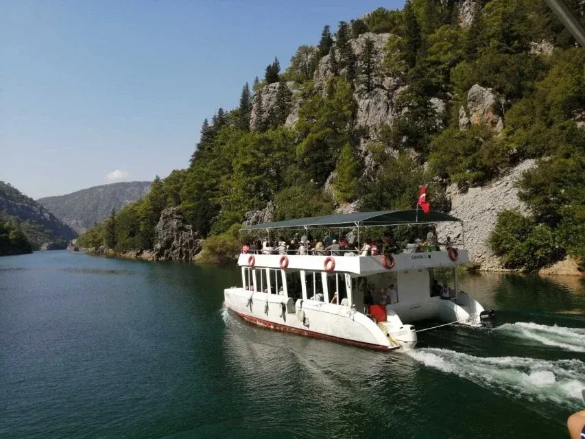 Ein Doppeldeck-Katamaran zwischen den Kalksteinwänden des Green Canyon