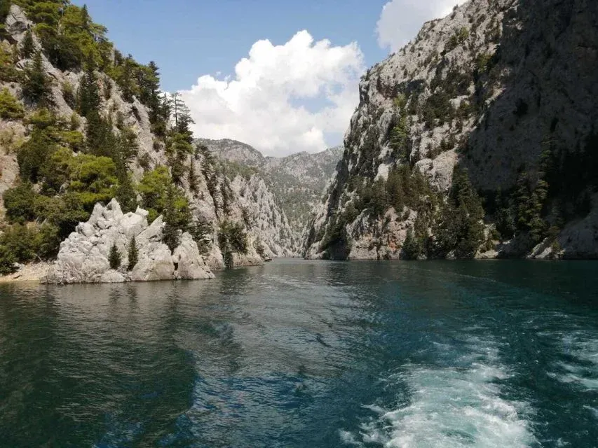 Stilles grünes Wasser zwischen steilen Kalksteinwänden im Green Canyon